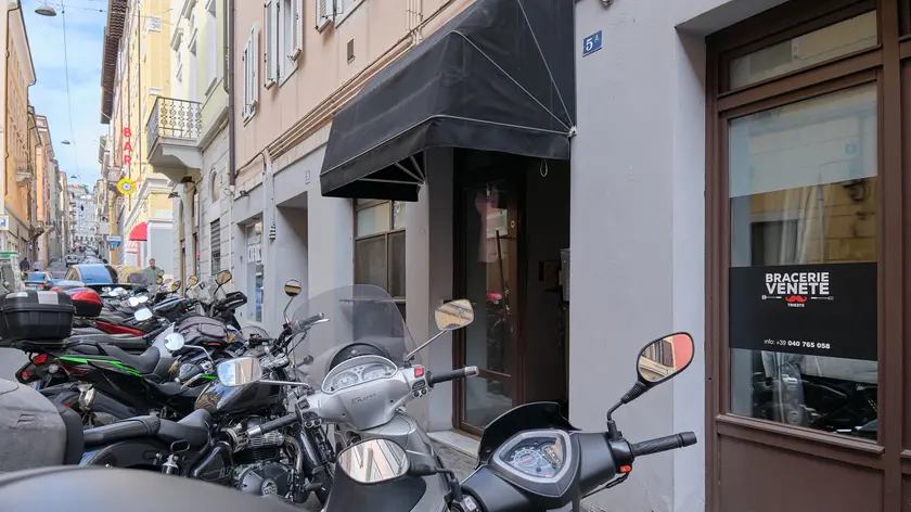 L’ingresso del locale di via Madonnina preso di mira dai ladri (foto Silvano)