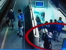 Una immagine delle telecamere a corto circuito della stazione di Venezia Mestre ritrae le due quindicenni la notte dopo la morte di Mirco Sacher, il pensionato di 66 anni delle Ferrovie, trovato senza vita in un campo a Udine il 7 aprile 2013, 12 aprile 2013. ANSA / FERMO IMMAGINE TGR FRIULI VENEZIA GIULIA
