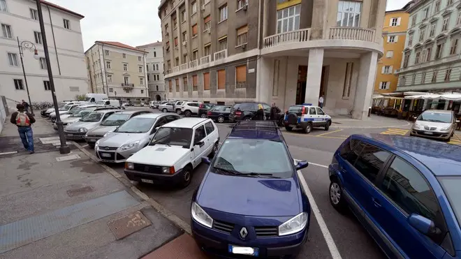 Foto Bruni 17.10.12 largo Granatieri:accesso ai parcheggi