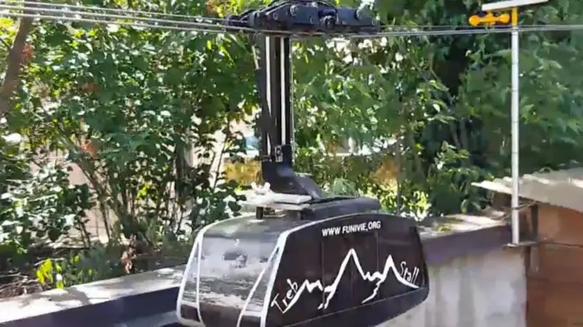 Una delle cabine, lunghe meno di 20 centimetri, realizzate a Trebiciano (foto Lasorte)