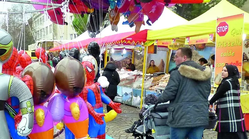 Bancarelle piene di giocattoli e dolci alla Fiera di Sant’Andrea dell’anno scorso
