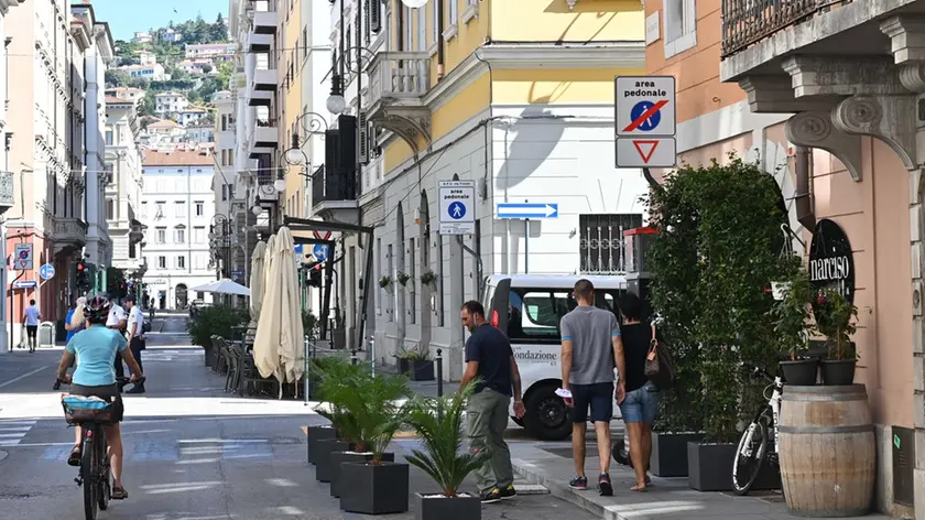 La parte di via Trento più vicina al canale di Ponterosso, prima di via Valdirivo, dove l’avvio della pedonalizzazione ha consentito la rivitalizzazione di ristorazione e commercio grazie anche ai dehors