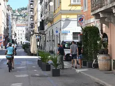 La parte di via Trento più vicina al canale di Ponterosso, prima di via Valdirivo, dove l’avvio della pedonalizzazione ha consentito la rivitalizzazione di ristorazione e commercio grazie anche ai dehors