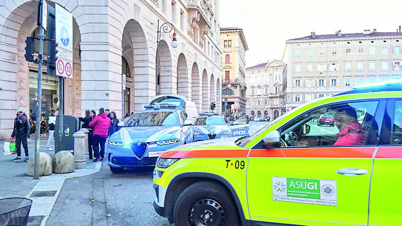 Le volanti della Polizia di Stato con l’automedica del 118 poco dopo l’aggressione Foto Massimo Silvano