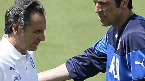 foto Fabio Ferrari - LaPresse.22 06 2014 Natal (Brasile).sport.mondiali 2014 - Allenamento della Nazionale Italiana..nella foto: durante l'allenamento.Cesare Prandelli, Gianluigi Buffon..photo Fabio Ferrari - LaPresse.22 06 2014 Natal (Brasile).sport.World Cup 2014 - Session training for the Italian National.in the picture: session training.Cesare Prandelli, Gianluigi Buffon.