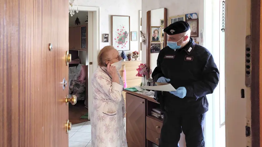 La consegna della pensione da parte dei carabinieri (Lasorte)