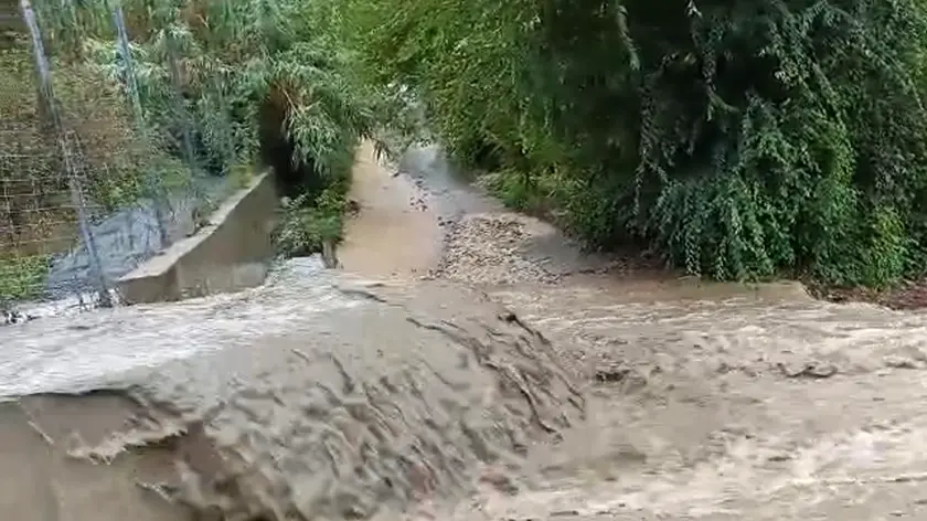 Il fiume si ingrossa, esonda e travolge tutto, come si vede con il rio Lenjavec a Crociata di Prebeneg.(Lasorte)