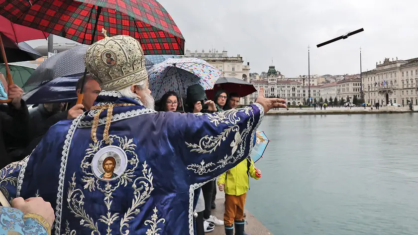 Il lancio della croce in mare a Trieste (Lasorte)