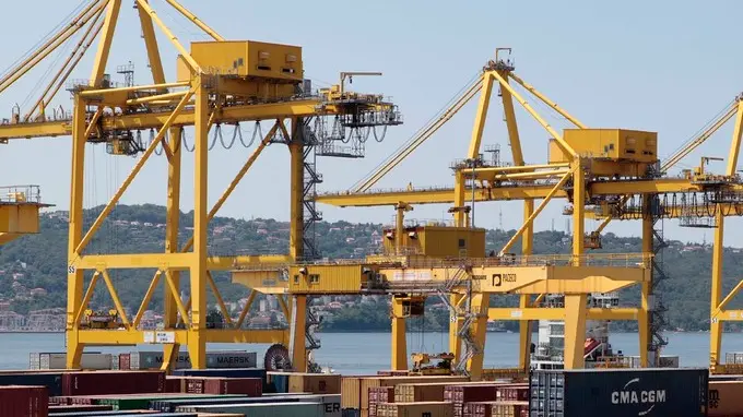 Operazioni di sbarco dei container nel porto di Trieste