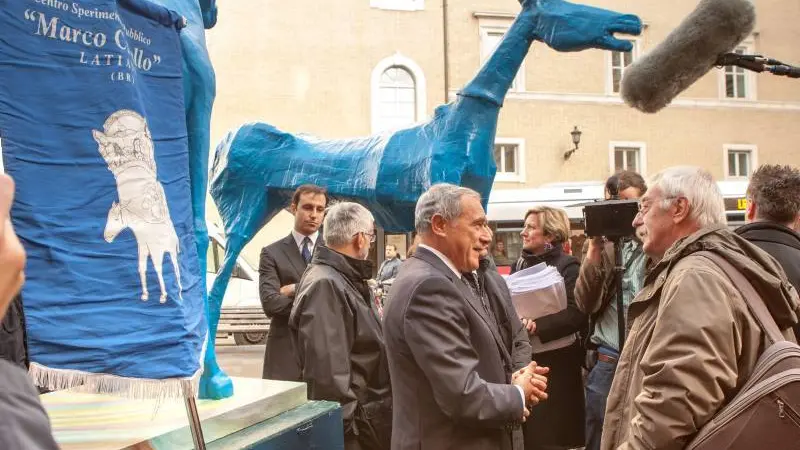 Il presidente Pietro Grasso con Peppe Dell'Acqua davanti a Marco Cavallo