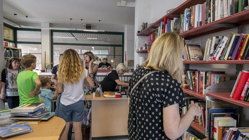 Clienti sabato mattina nella libreria Linea d’Ombra Foto Bonaventura