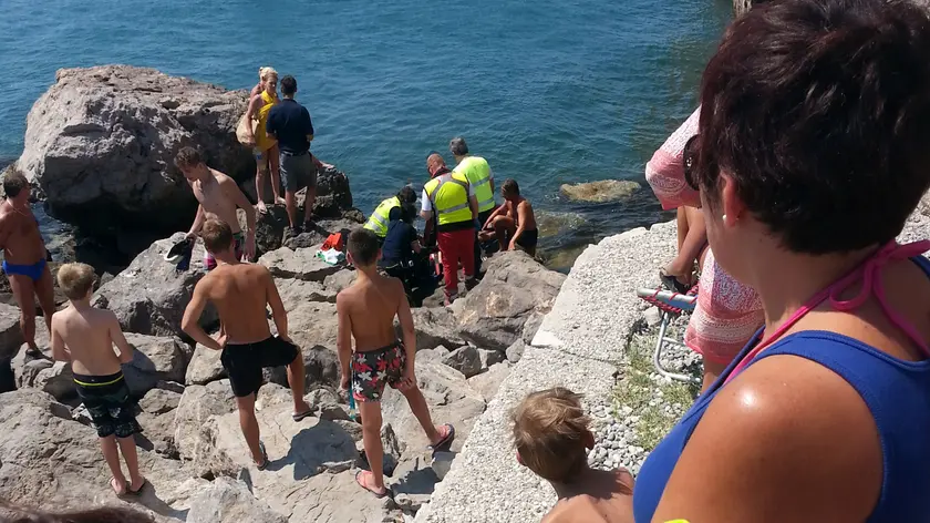 I primi soccorsi al giovane a Sistiana