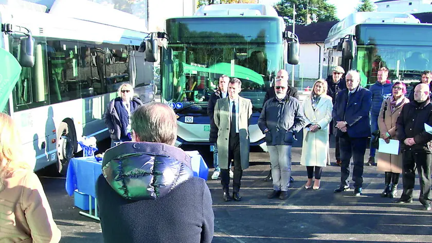 La presentazione dei bus elettrici che entreranno in servizio, sul territorio del Comune di Gorizia, in occasione della Capitale europea della cultura. L’area di deposito attrezzata è in via Marzia. Fotoservizio Bumbaca