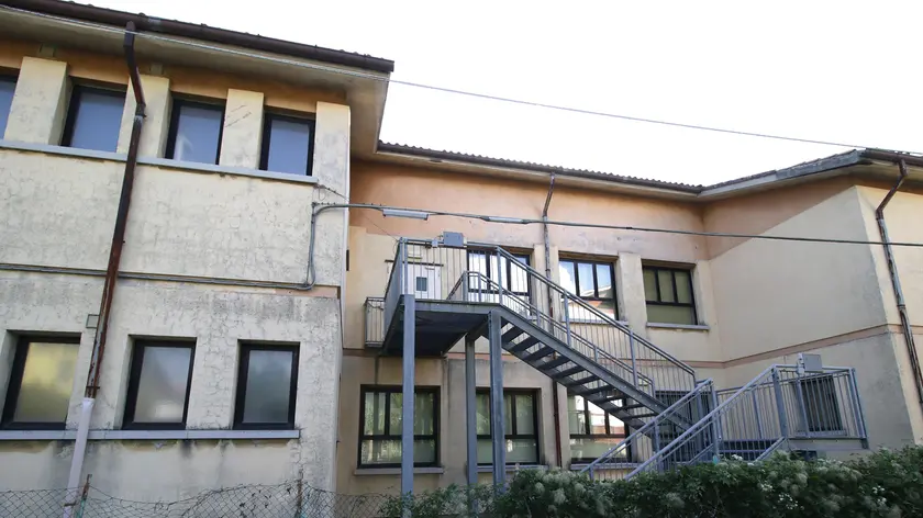 La facciata dell’edificio che ospita le scuole Frank e Tomizza a Domio, chiuso da quattro anni Foto Lasorte