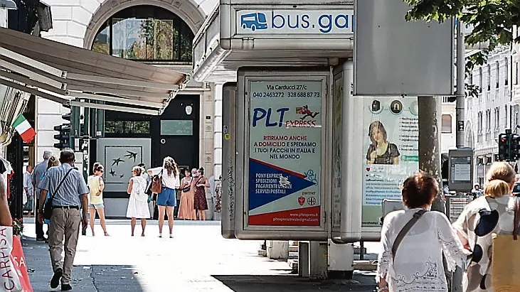 La Luminosa con la pubblicità prima della sua dismissione