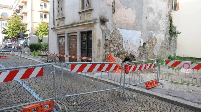 Bumbaca Gorizia 05.06.2014 Casa transennata via Morelli Fotografia di Pierluigi Bumbaca