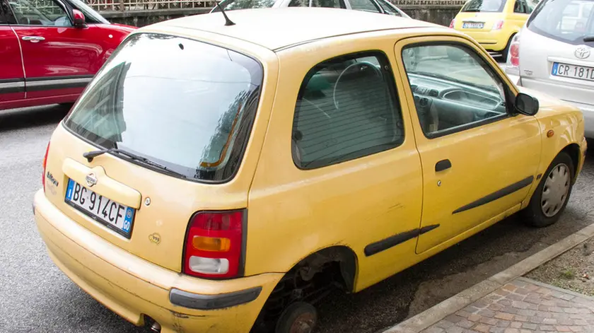 Bonaventura Monfalcone-18.02.2016 Furto di ruota-Via Roma-Monfalcone-foto di Katia Bonaventura