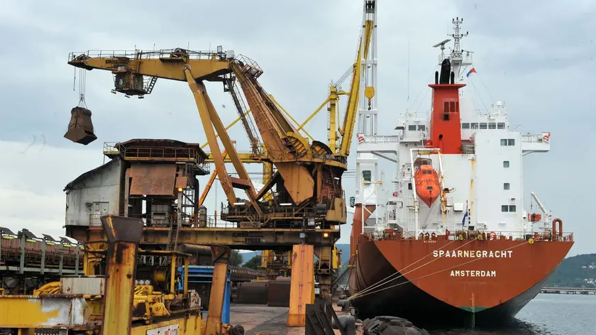 L'attracco alla banchina di Servola della nave che ha portato i componenti del laminatoio