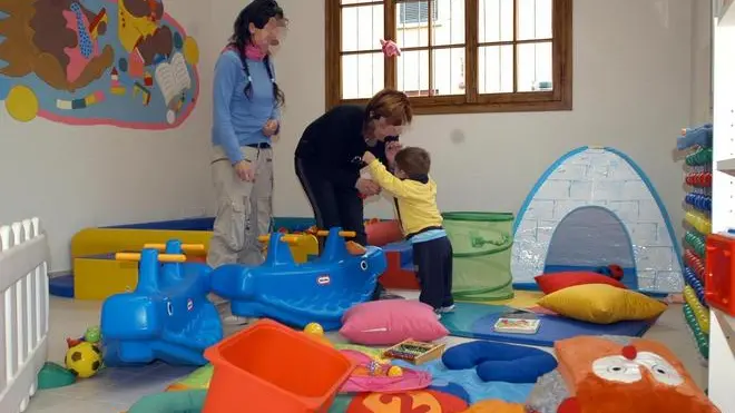 Una immagine di archvio di un asilo nido. Il 12,7% dei bambini zero-tre anni anni ha usufruito del servizio degli asili nido e dei servizi integrativi. La copertura territoriale del servizio è del 78,4%. Lo afferma l'Istat che oggi ha diffuso i dati sull'offerta comunale di asili nido nell'anno scolastico 2008-09. L'offerta è aumentata ma è ancora "molto limitata".ANSA/LUCA CASTELLANI/archvivo - coc