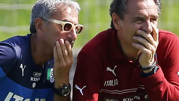 Italy coach Cesare Prandelli, right, and team physician Enrico Castellacci watch their players during a training session in Mangaratiba, Brazil, Monday, June 16, 2014. Italy plays in group D of the Brazil 2014 soccer World Cup. (AP Photo/Antonio Calanni)