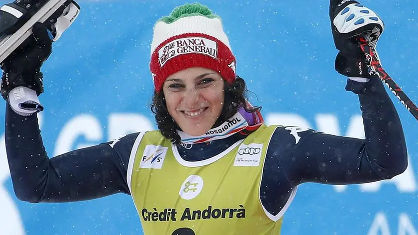 epa05183872 First placed Federica Brignone of Italy celebrates after the Women's Super G race at the FIS Alpine Skiing World Cup in Soldeu-El Tarter, Andorra, 27 February 2016. EPA/GUILLAUME HORCAJUELO