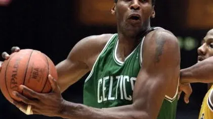 PLEASE NOTE THIS IMAGE IS FOR USE VIA THE CONSUMER POD SITE ONLY. LOS ANGELES - FEBRUARY 27: Robert Parish #00 of the Boston Celtics drives to the basket against the Los Angeles Lakers during a game at the Great Western Forum on February 27, 1994 in Inglewood, California. NOTE TO USER: User expressly acknowledges and agrees that, by downloading and/or using this Photograph, User is consenting to the terms and conditions of the Getty Images License Agreement. Mandatory copyright notice: Copyright 1994 NBAE (Photo by NBA Photos/NBAE/Getty Images)