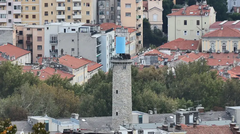 La torre dei pallini svetta fra le case