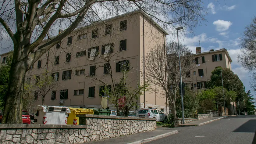 I condomini di via Volta potranno beneficiare di un contributo statale (foto Katia Bonaventura)