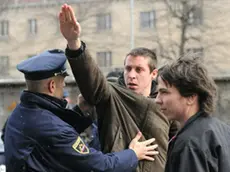 Slovenija, Ljubljana, 09.03.2010, 09. Marec 2010 Pripadnik skinheadov se pretepa z podporniki stavkajocih delavcev podjetja Prenova in policisti na protestnem shodu pred ministrstvom za delo, druzino in socialne zadeve. Foto: Bor Slana/ Bobo