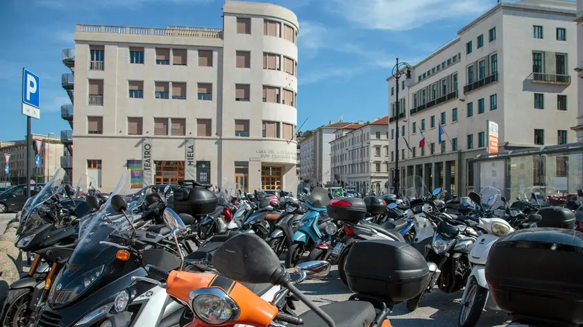 Stalli per scooter in piazza Duca degli Abruzzi foto Massimo Silvano