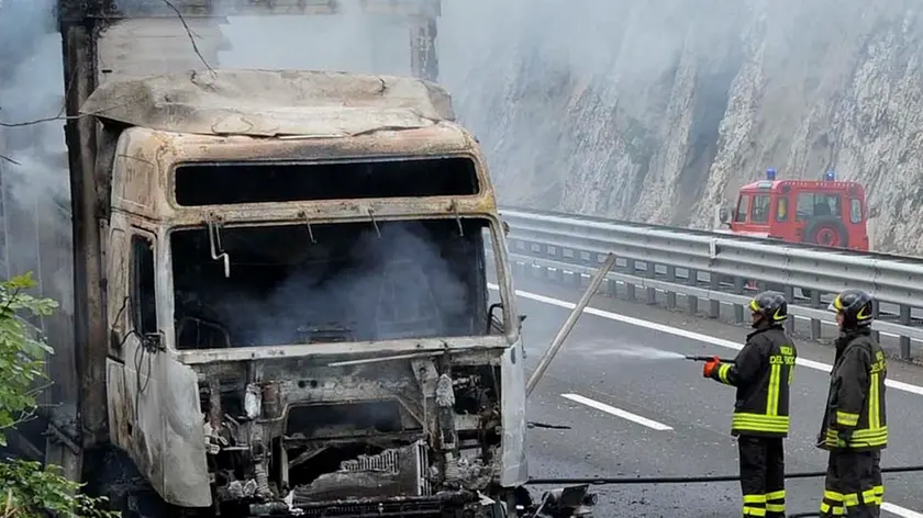 Silvano Trieste 19/06/2014 Camion a fuoco, nei pressi del Lisert