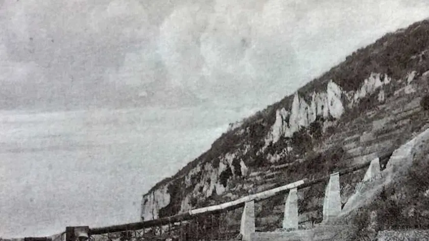 Una foto d’epoca raffigurante le storiche cave di Aurisina