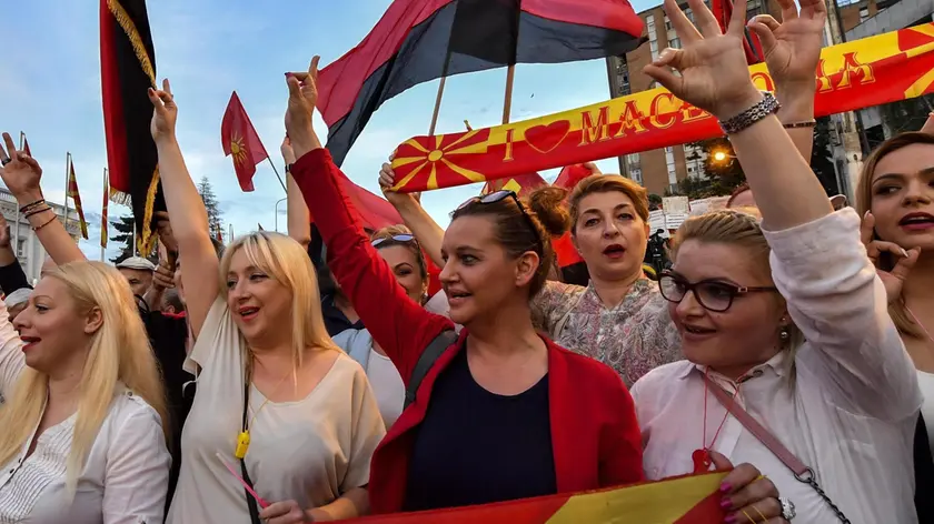 epa06781245 Supporters of the biggest opposition party, conservative VMRO DPMNE, wave flags and shout slogans during the anti-government protest in front of the Government building in Skopje, The Former Yugoslav Republic of Macedonia, 02 June 2018. Supporters of VMRO DPMNE are protesting against Government politics and over compromise solution in Macedonia's dispute with Greece over the country's name. EPA/GEORGI LICOVSKI