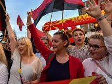 epa06781245 Supporters of the biggest opposition party, conservative VMRO DPMNE, wave flags and shout slogans during the anti-government protest in front of the Government building in Skopje, The Former Yugoslav Republic of Macedonia, 02 June 2018. Supporters of VMRO DPMNE are protesting against Government politics and over compromise solution in Macedonia's dispute with Greece over the country's name. EPA/GEORGI LICOVSKI