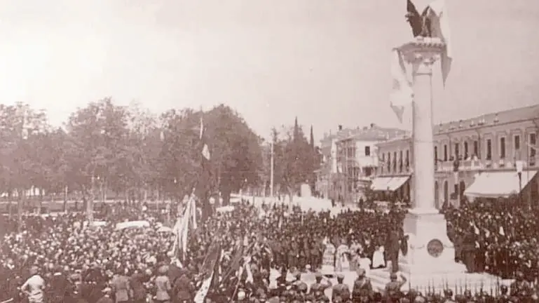 La folla attorno al Leone nel 1924