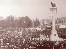 La folla attorno al Leone nel 1924