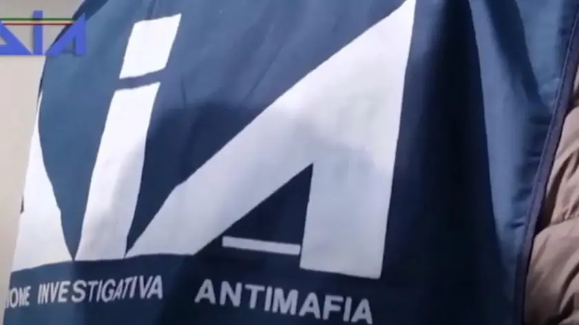 La Direzione Investigativa Antimafia ha eseguito un'ordinanza di custodia cautelare emessa dal Gip del Tribunale di Napoli, su richiesta della Direzione Distrettuale Antimafia, a carico di 18 soggetti gravemente indiziati, a vario titolo, dei reati di: scambio elettorale politico mafioso, attentati ai diritti politici del cittadino, associazione di tipo mafioso, corruzione, concorso esterno in associazione mafiosa, tentata estorsione. La misura cautelare è stata emessa nei confronti, tra gli altri, del Sindaco del Comune di Melito di Napoli, del Presidente del Consiglio comunale e di altri due consiglieri comunali. ANSA/US DIA +++ NPK +++ NO SALES, EDITORIAL USE ONLY +++