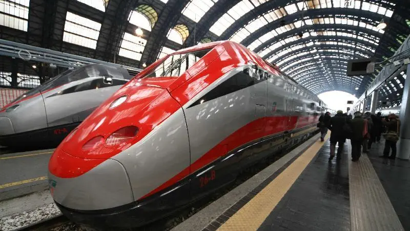 Un treno Frecciarossa nella stazione centrale di Milano