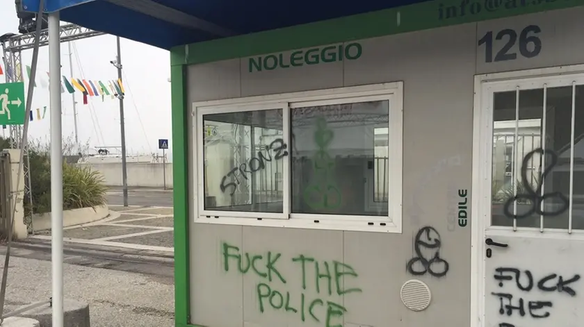 Alcune delle scritte comparse sul container all'interno del piazzale ex Alto Adriatico a Muggia