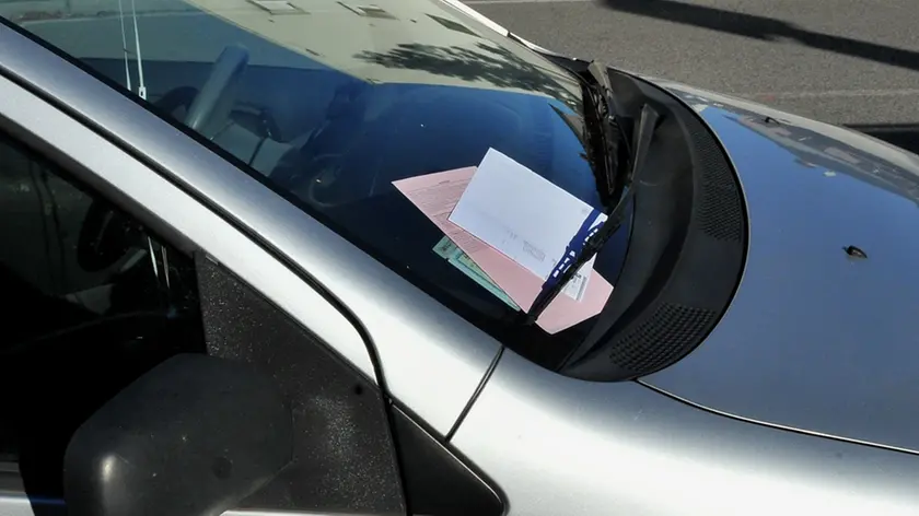 Udine 5 Dicembre 2017. Auto multate in via Colugna e parcheggiate nelle vie adiacenti. © Foto Petrussi