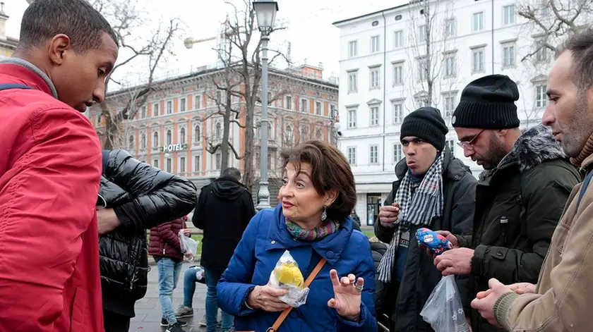 Silvano Trieste 2020-01-25 Piazza Liberta', la consegna dei panini