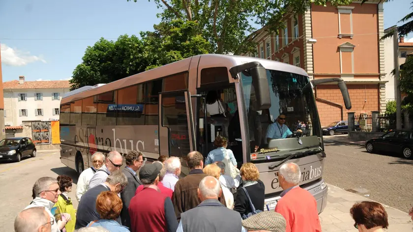 Persone in attesa di salire sull'èStoriabus