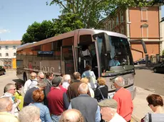 Persone in attesa di salire sull'èStoriabus