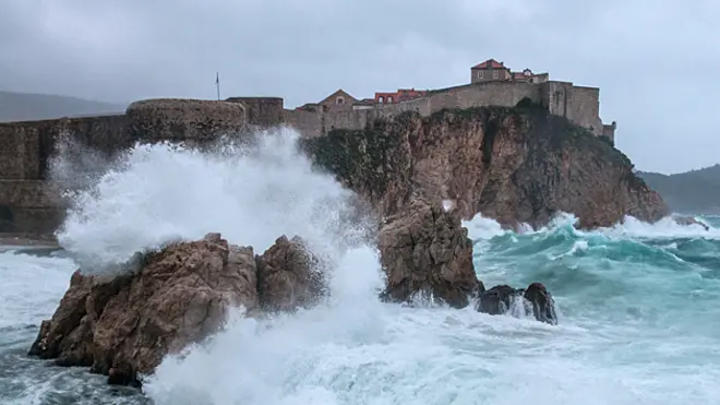 Dubrovnik, 180313. Olujno jugo danas je pogodilo cijelu obalu Dalmacije. Na dubrovackom podrucju puse na udare i preko 120kmh a na otvorenom moru orkanski udari. Na fotografiji veliki valovi praceni olujnim jugom pod gradskim zidinama. Foto: Tonci Plazibat / CROPIX