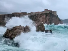 Dubrovnik, 180313. Olujno jugo danas je pogodilo cijelu obalu Dalmacije. Na dubrovackom podrucju puse na udare i preko 120kmh a na otvorenom moru orkanski udari. Na fotografiji veliki valovi praceni olujnim jugom pod gradskim zidinama. Foto: Tonci Plazibat / CROPIX