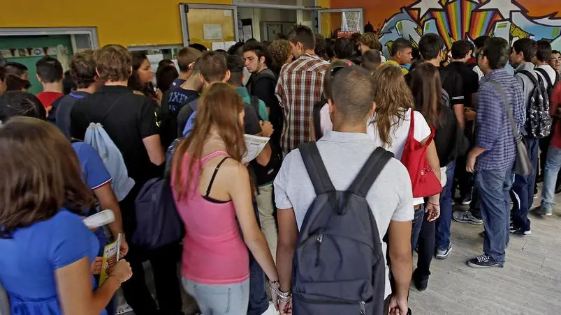 Alcuni studenti in fila con gli zainetti ed i libri durante il primo giorno di scuola al liceo Newton di Roma, oggi 12 settbre 2011 a Roma..ANSA/ALESSANDRO DI MEO