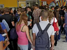 Alcuni studenti in fila con gli zainetti ed i libri durante il primo giorno di scuola al liceo Newton di Roma, oggi 12 settbre 2011 a Roma..ANSA/ALESSANDRO DI MEO