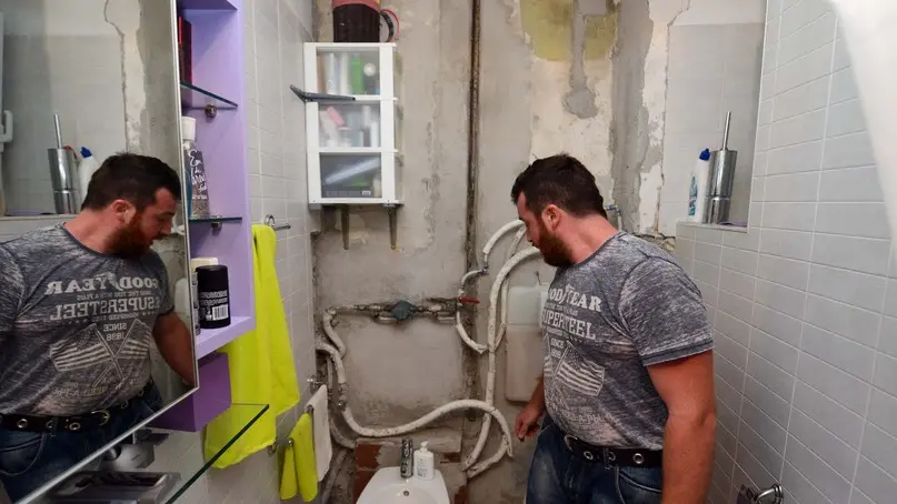 Emmanuele Pisani nel bagno della casa (foto di Francesco Bruni)