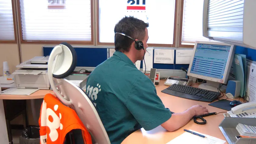 Un operatore nella centrale operativa del 118