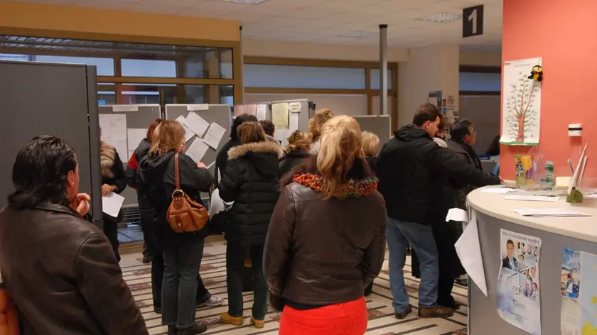 In un’immagine d’archivio una fila di giovani all’ufficio lavoro